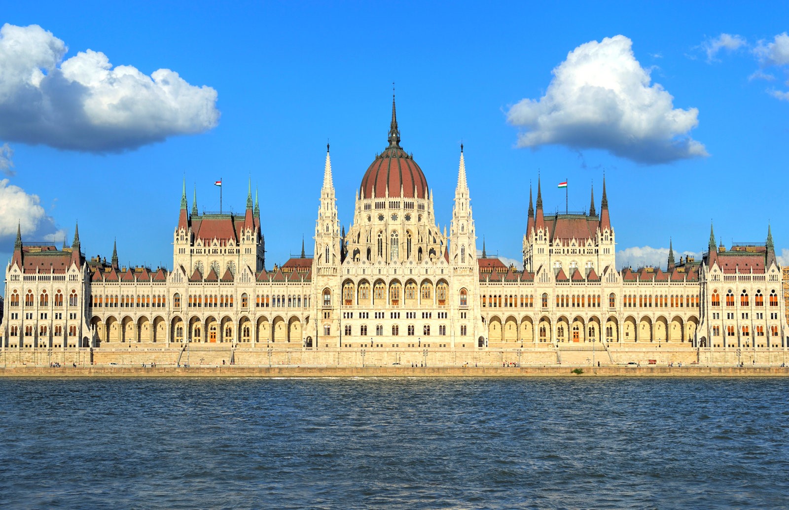  Budapest  and its Historical Tourist  Sites Danube on Thames